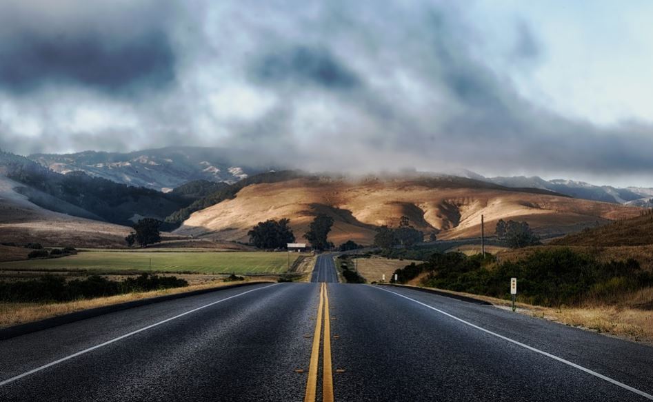 Carretera larga en bajada.