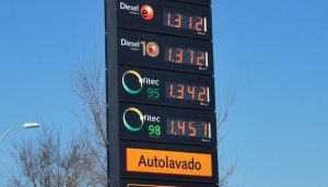 ¿Es perjudicial repostar en gasolineras baratas?