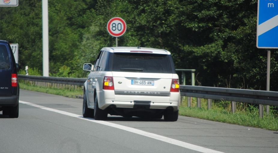 Coche circulando por el arcén.