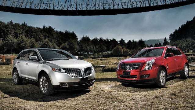 Dos coches SUV americanos.