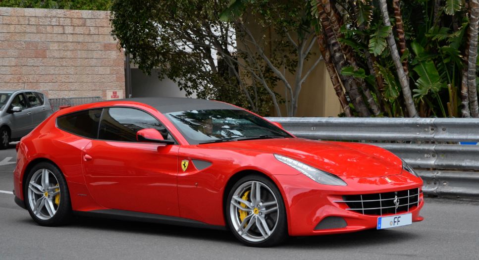 Ferrari FF color rojo.