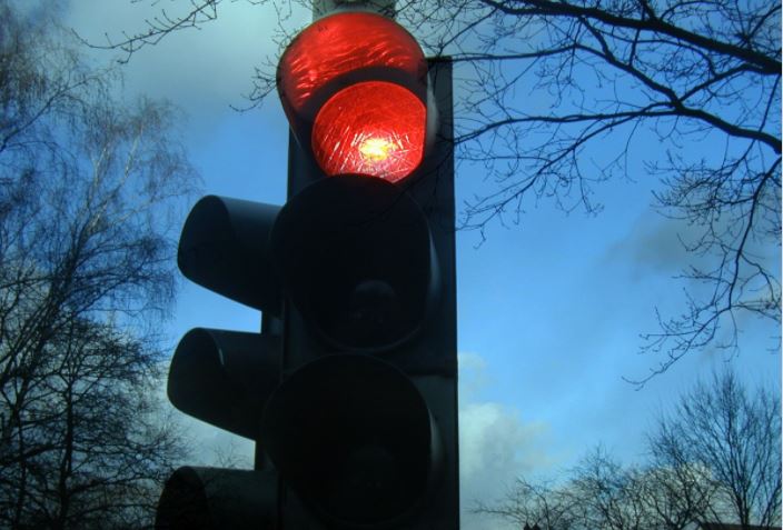 Cómo recurrir una multa de semáforo rojo.