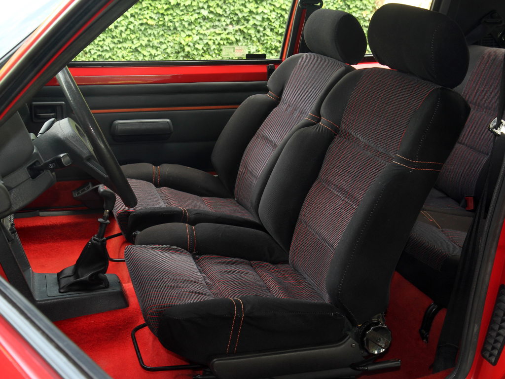 Peugeot 205 GTI: habitáculo