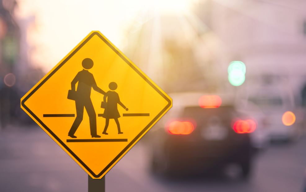 Señal de tráfico de colegio cercano.