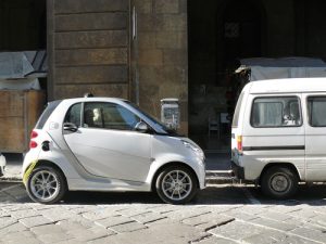 ¿Cómo aparcar un coche en línea?