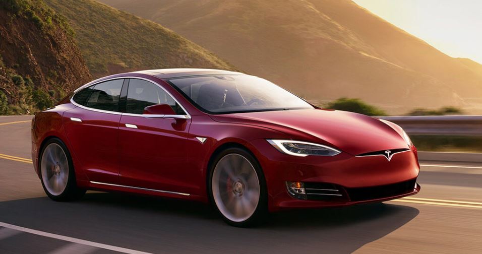 Tesla Model S en rojo.