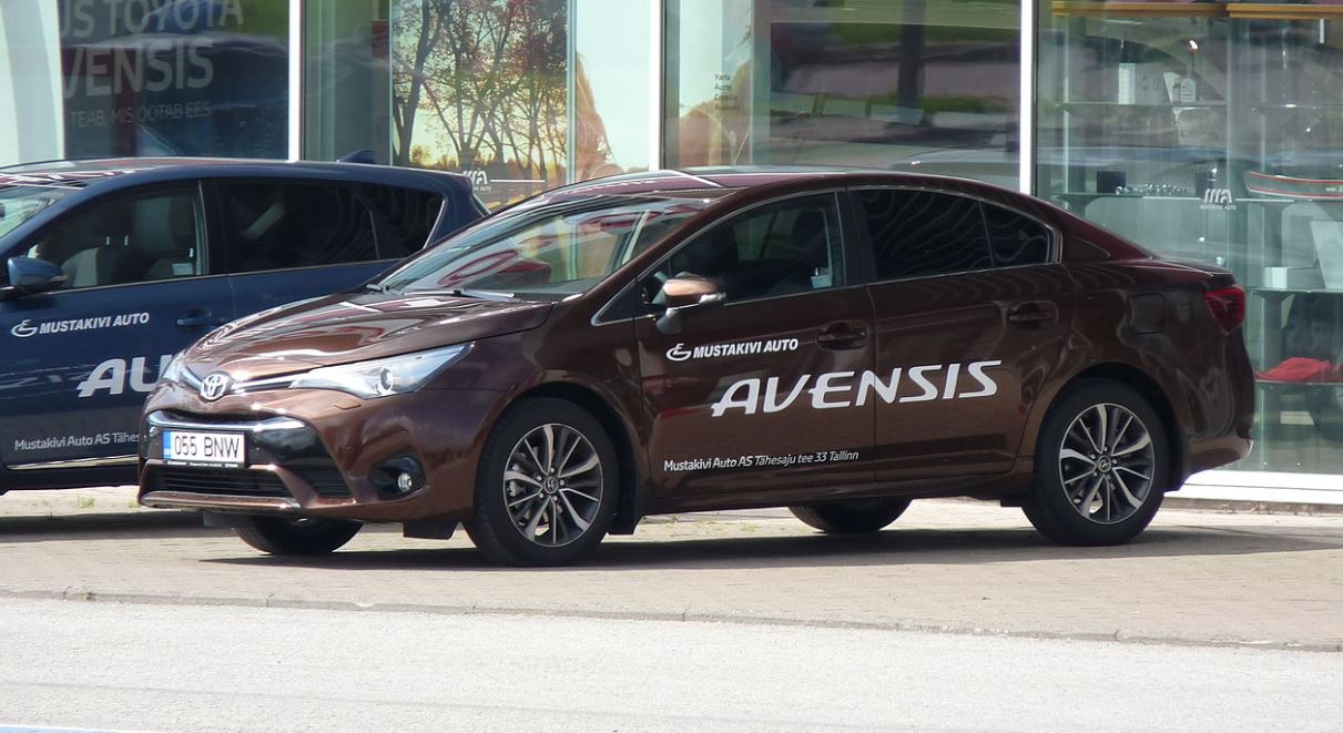 Toyota Avensis: lateral