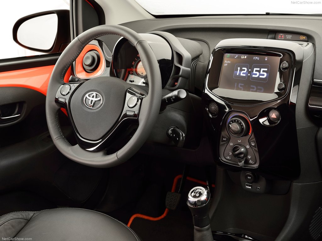 Toyota Aygo: interior