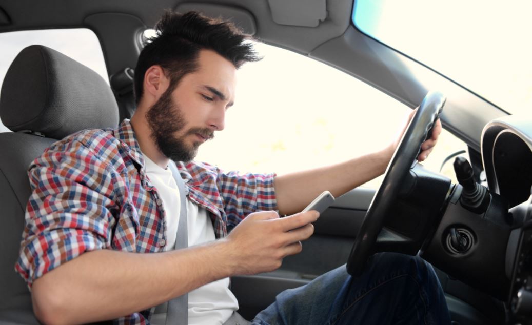 Uso del móvil al volante: precauciones y consecuencias