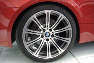 ¿Cómo afecta usar llantas más grandes en un coche?