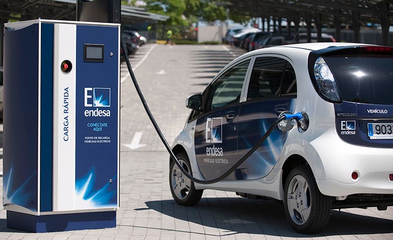 Coche eléctrico recargando.