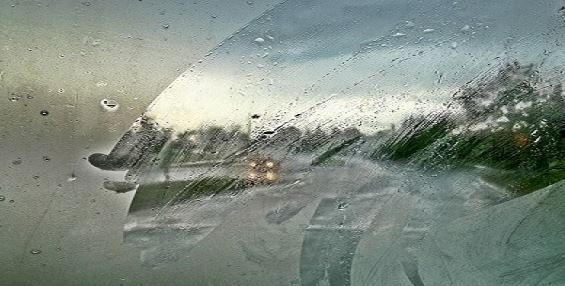 Cristal de coche empañado.