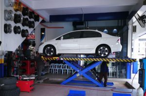 ¿Cómo saber si debemos alinear y balancear el coche?