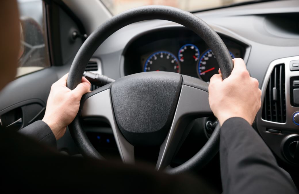 Es importante mantener las dos manos en el volante