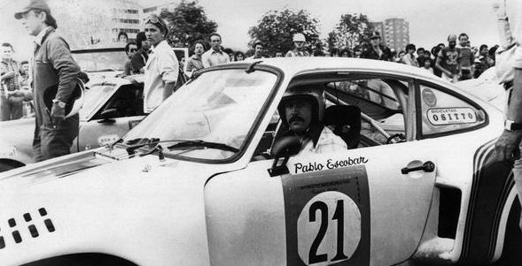 Pablo Escobar conduciendo un Porsche de carreras.