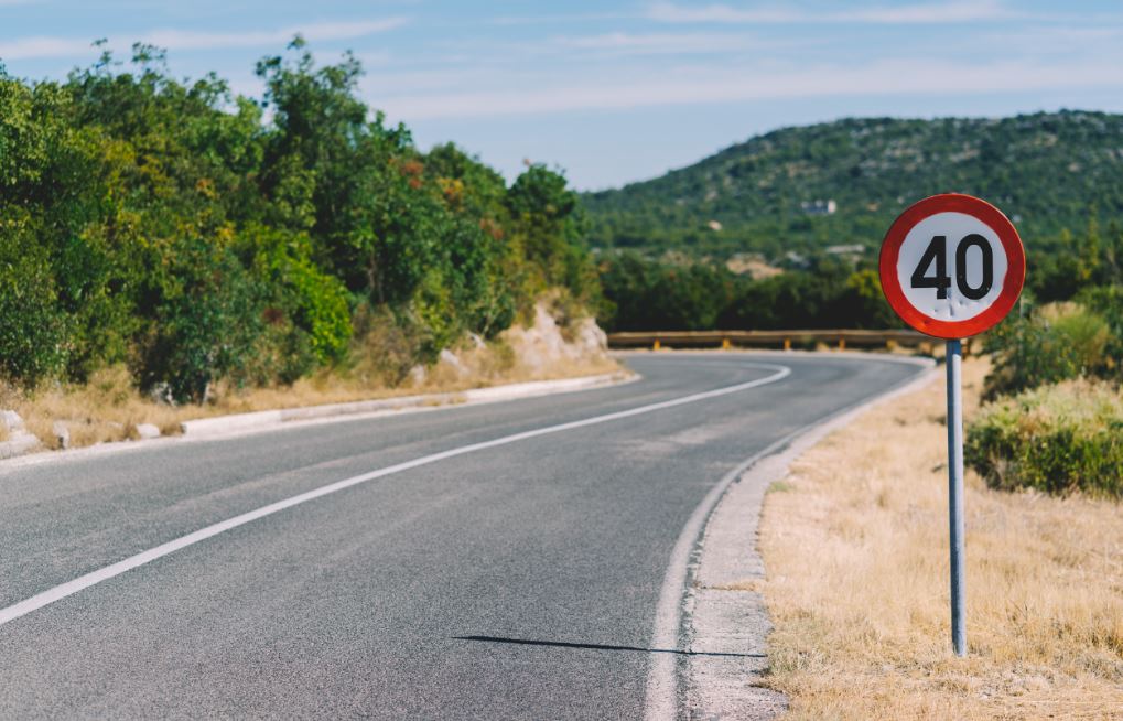 Señal del límite de velocidad de la vía.