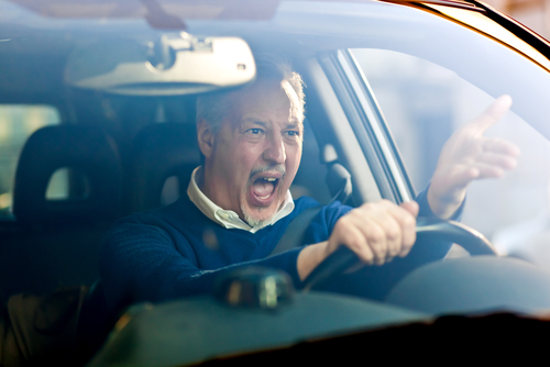 ¿Tienen los hombres una actitud más agresiva al volante?