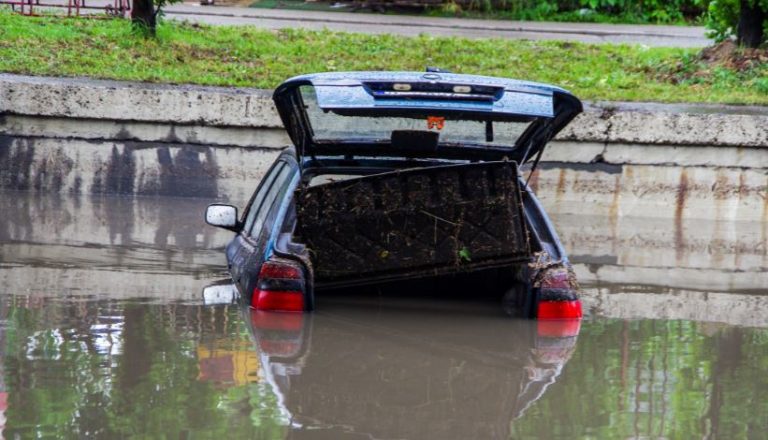 Qué pasa si se inunda un coche