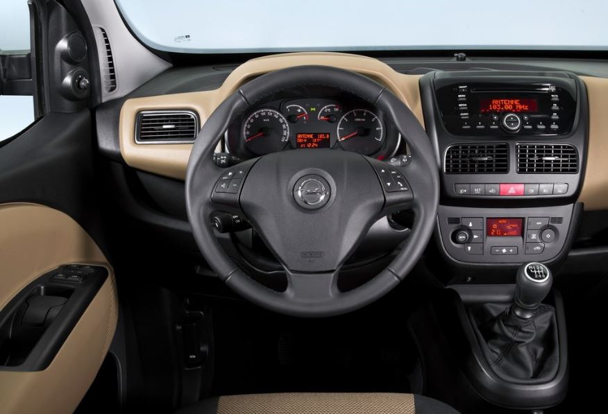 Imagen interior del Opel Combo.