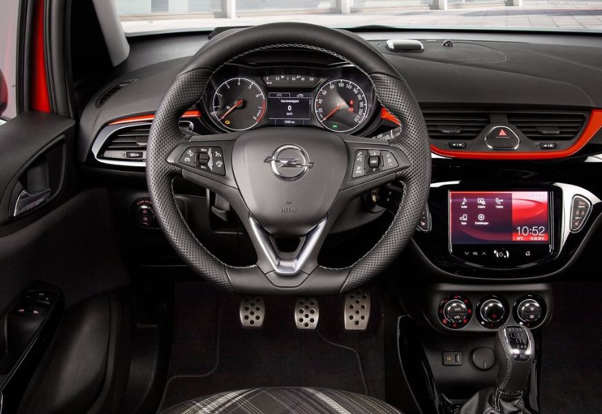 Interior del Opel Corsa.
