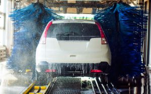 ¿Es bueno meter el coche en los rulos de lavado?