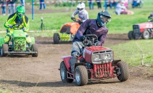 Las locas carreras de cortacésped