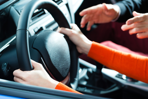 Practicar con el coche sin carnet