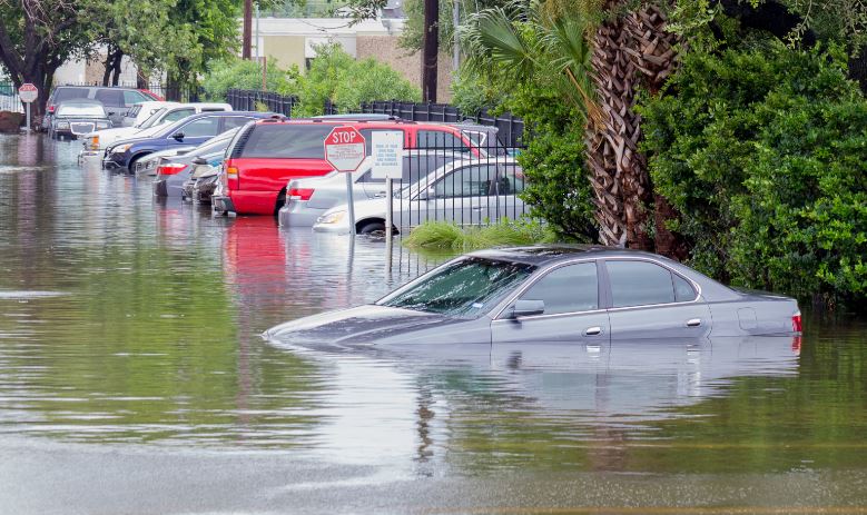 Un coche inundado.