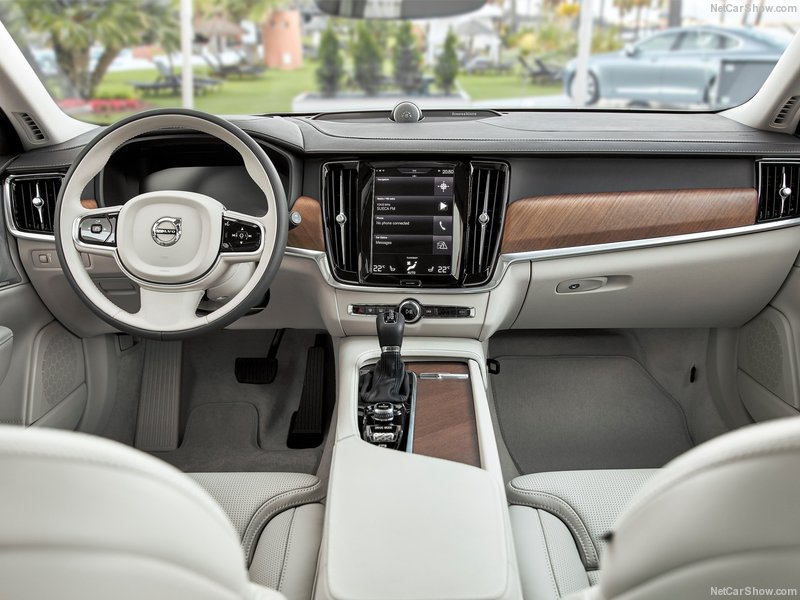 Volvo V90: interior