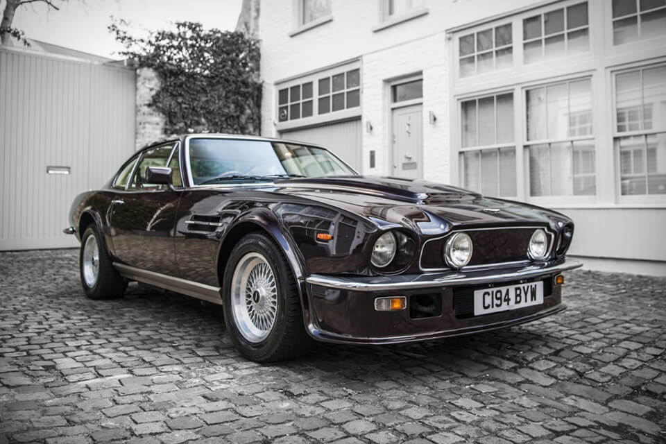 aston martin v8 elton john de frente