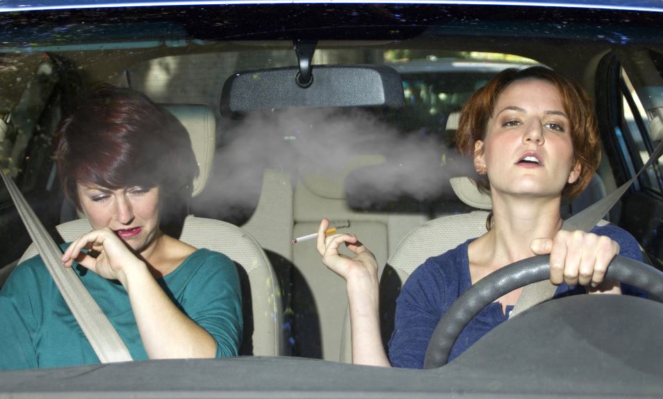 Consecuencias de fumar en el coche.