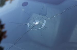 Qué hacer cuando sufrimos un golpe en la luna del coche