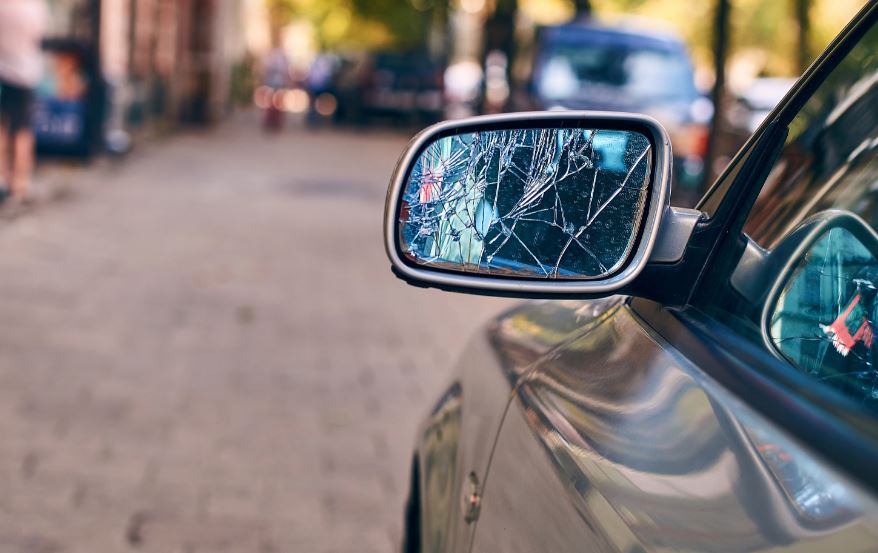 Espejo de coche roto.