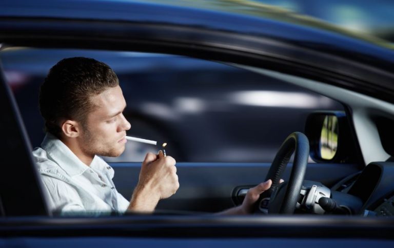 ¿Es legal fumar en el coche?