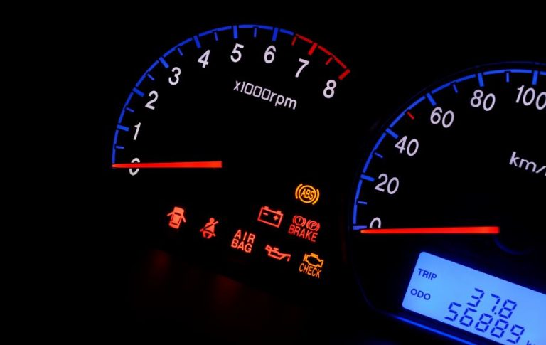 Tableros de coches modernos: ¿cómo entender los indicadores?