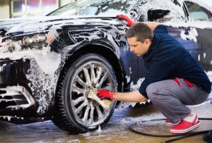 Cómo limpiar y lavar el coche de manera correcta