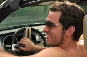 Multa por ir sin camiseta en el coche