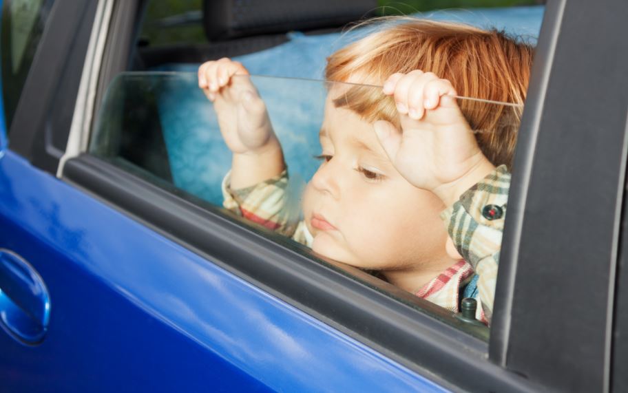 Niño aburrido en el coche.