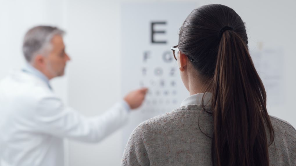 Prueba de la vista para el test psicotécnico del carnet de conducir.