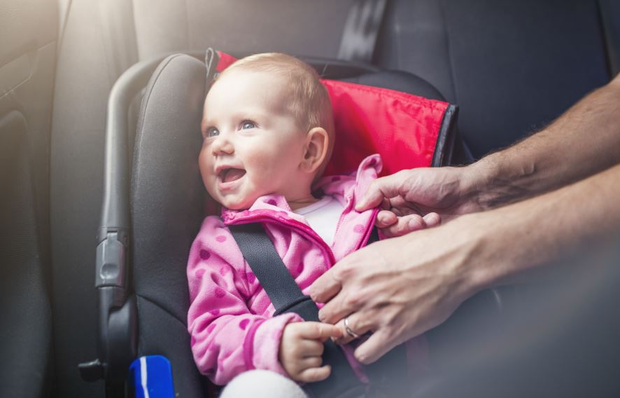Recién nacido en un coche.