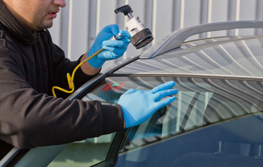 Reparar cristal del coche.