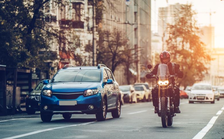 Comprar una moto o un coche.