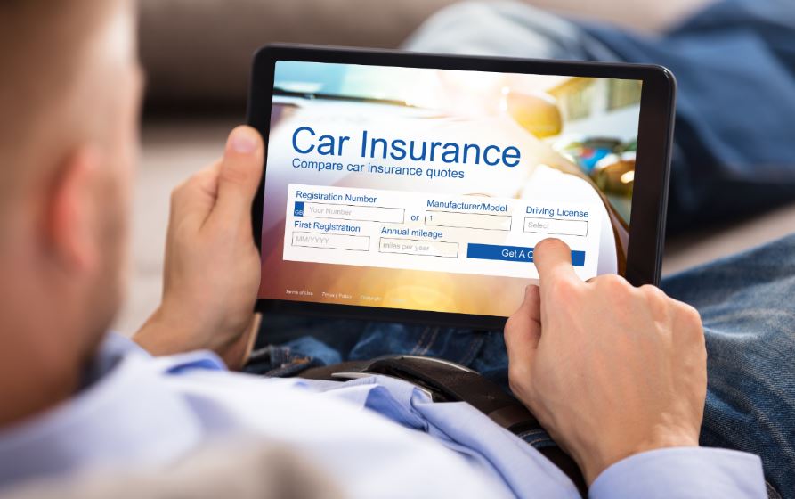 Contratar un seguro de coche.