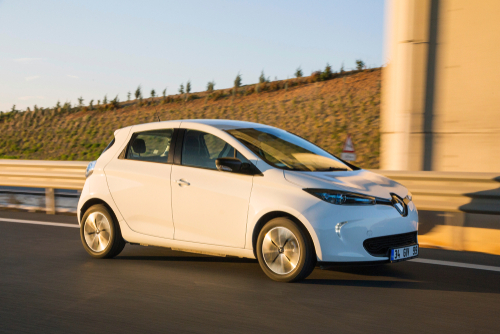 Diferencias entre conducir un coche eléctrico y uno tradicional