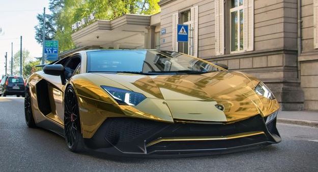 Lamborghini Aventador dorado.