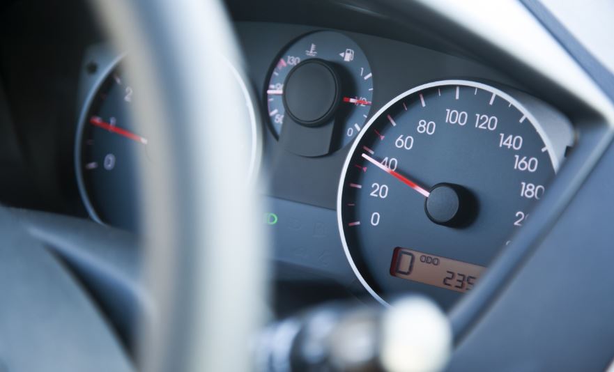 ¿Deberían de limitar la velocidad de los coches a la máxima permitida en carretera?