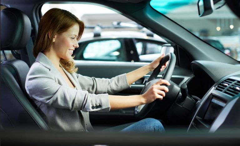 ¿Por qué los seguros de coche son más baratos para mujeres?