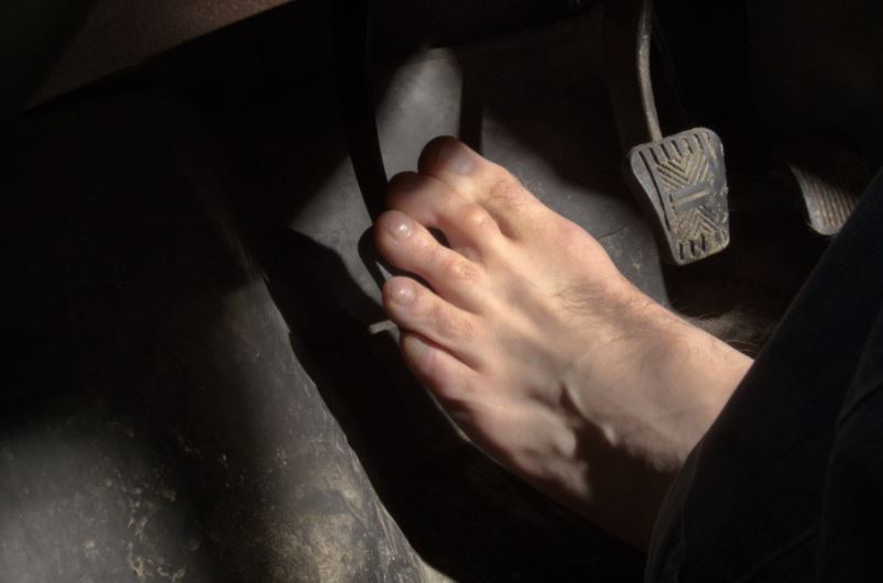 Peligros de conducir descalzo.