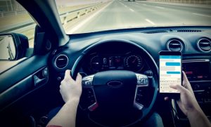 Las sanciones por usar el móvil al volante serán más duras