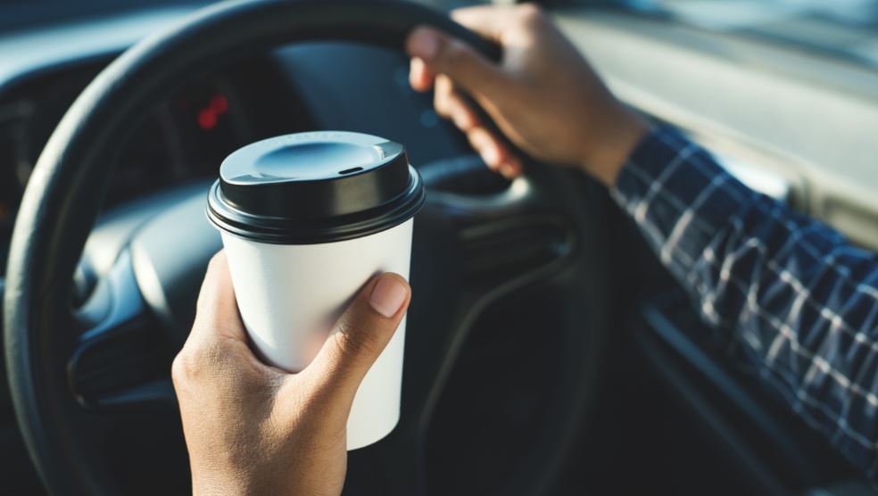 Tomar café en el coche.